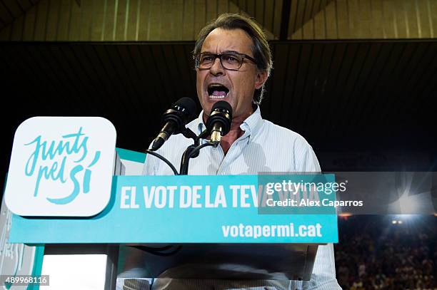 Leader of Catalan Democratic Convergence 'Convergencia Democratica de Catalunya' party Artur Mas gives a speech during a 'Junts pel Si' coalition...