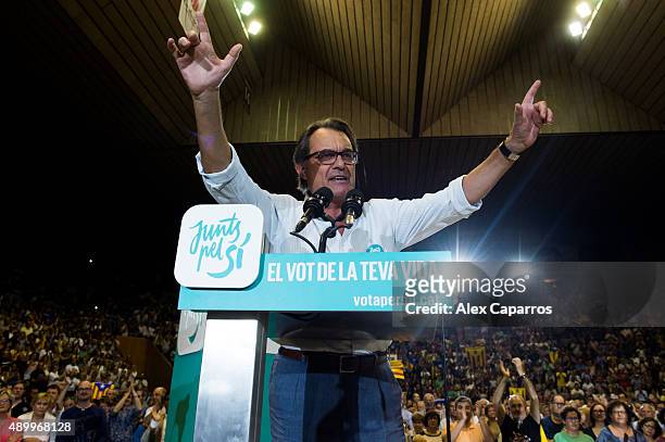 Leader of Catalan Democratic Convergence 'Convergencia Democratica de Catalunya' party Artur Mas gives a speech during a 'Junts pel Si' coalition...