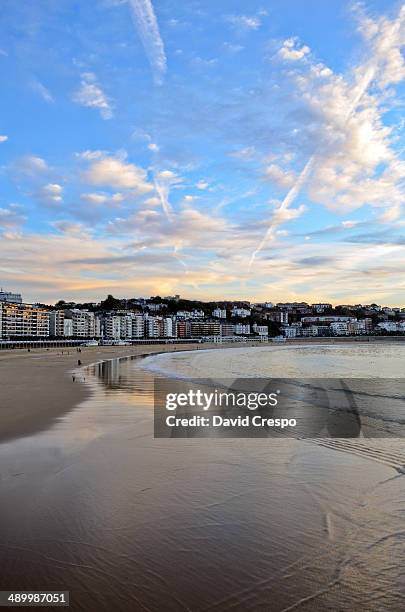 reflections at la concha beach - david concha stockfoto's en -beelden