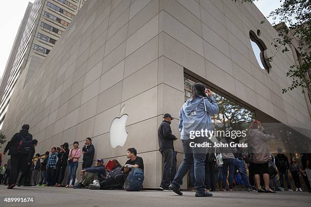 Customers wait in line at the apple store to buy the new iPhone 6s on September 25, 2015 in Chicago, Illinois. Apple launched the new iPhone 6s and...