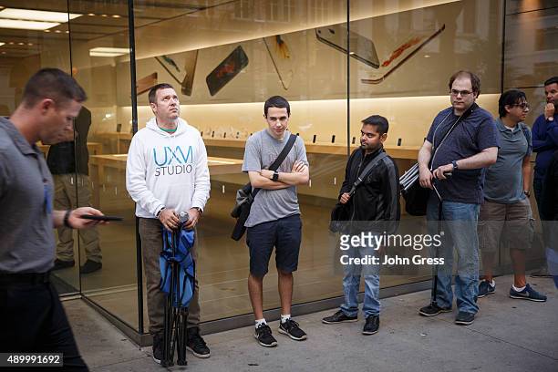 Customers wait in line at the apple store to buy the new iPhone 6s on September 25, 2015 in Chicago, Illinois. Apple launched the new iPhone 6s and...