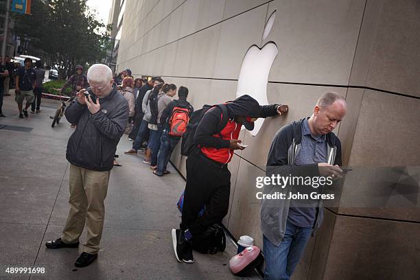 Customers wait in line at the apple store to buy the new iPhone 6s on September 25, 2015 in Chicago, Illinois. Apple launched the new iPhone 6s and...