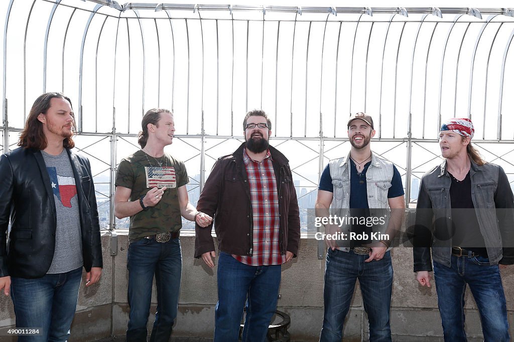 "The Sing-Off" Season 4 Winners Visit The Empire State Building