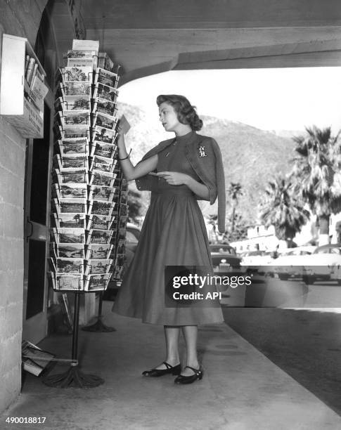 Actrice Grace Kelly regardant des cartes postales Ã Palm Springs, Californie en 1954.