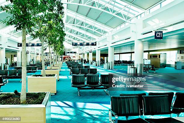 portland internationaler flughafen lounge - airport terminal portland oregon stock-fotos und bilder