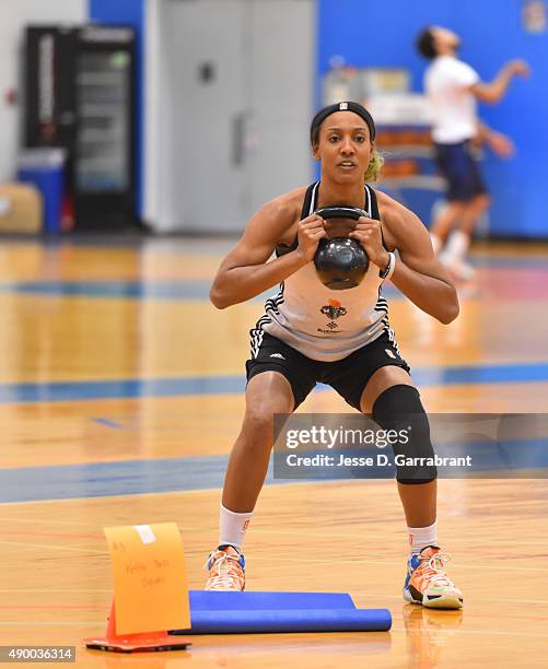 Candice Wiggins of the New York Liberty lifts weights during practice at the New York Knicks training facility on September 25, 2015 in Tarrytown,...