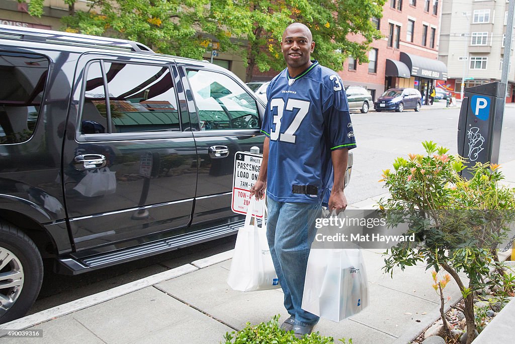 Seattle Seahawks Legend Shaun Alexander Delivers Seahawks Fans Groceries To Kick Off American Express' Support Of Blue Friday