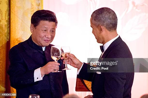 President Barack Obama and President Xi Jinping of China exchange toasts during a state dinner at the White House September 25, 2015 in Washington,...