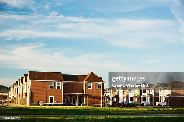 row of garden homes - fayetteville arkansas - fotografias e filmes do acervo