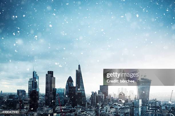 city of london in snow - london winter stockfoto's en -beelden