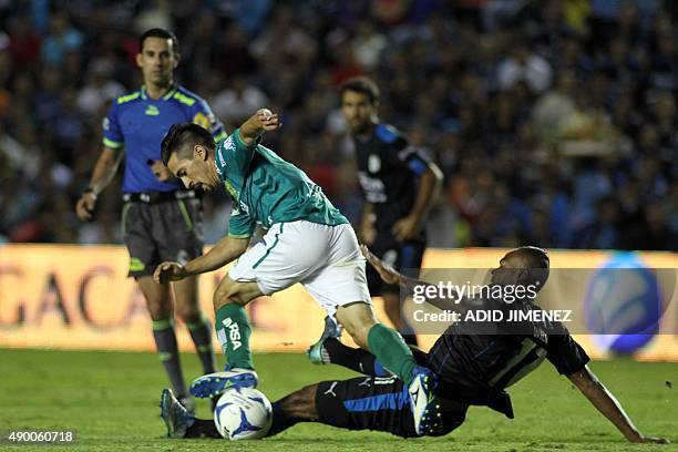 Wilson Tiago of Queretaro vies for the ball with Fernando Navarro of Leon, during their Mexican Apertura 2015 tournament football match, at the La...