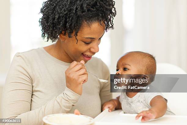 feeding baby - baby feeding stockfoto's en -beelden