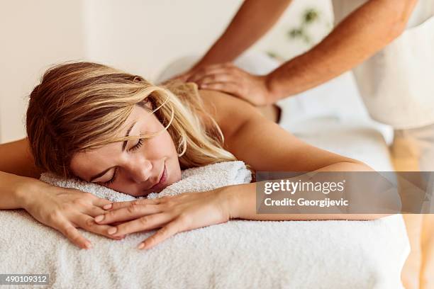 verwöhnen sie ihre haut - masseur stock-fotos und bilder