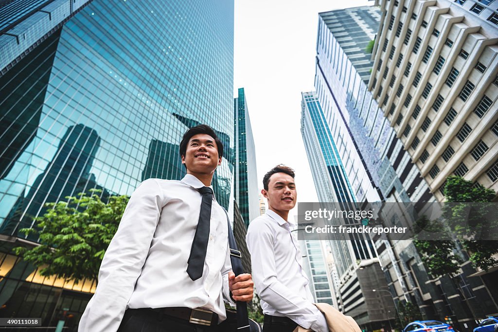 Asiatische Geschäftsmann warten dem taxi in Singapur