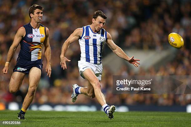 Brent Harvey of the Kangaroos passes the ball during the AFL Second Preliminary Final match between the West Coast Eagles and the North Melbourne...