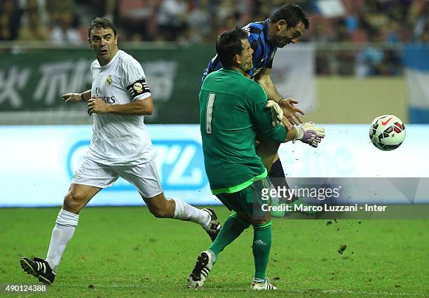 Giorgios Karagounis of Inter Forever clashes with Pedro Contreras of Real Madrid during The 2015 Winning League International Legends Championship...