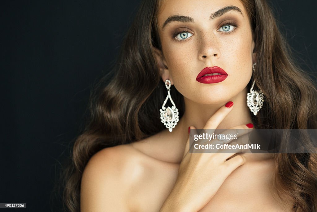 Jovem mulher bonita vestindo earings haute couture