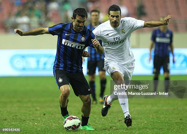 Giorgios Karagounis of Inter Forever competes for the ball with Fernando Moran of Real Madrid during The 2015 Winning League International Legends...