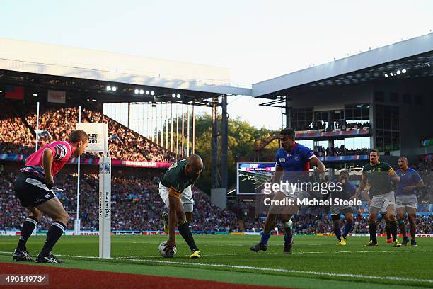 Pietersen of South Africa scores his teams second try during the 2015 Rugby World Cup Pool B match between South Africa and Samoa at Villa Park on...