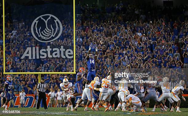 Aaron Medley of the Tennessee Volunteers misses the game winning field goal during a game against the Florida Gators at Ben Hill Griffin Stadium on...