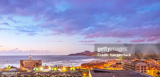 pôr do sol ao longo de las palmas de gran canariacity in gran canaria spain - las palmas imagens e fotografias de stock