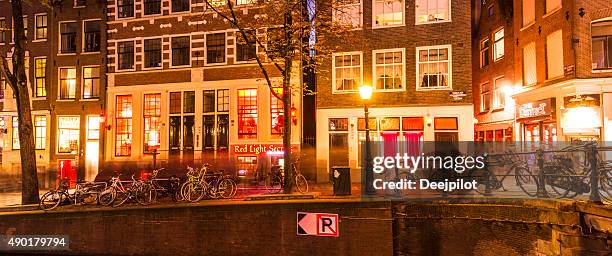 red light district in amsterdam netherlands - amsterdam-red-light-district-photos stockfoto's en -beelden