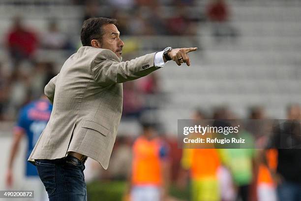 Gustavo Matosas coach of Atlas gives instructions to his players during a 10th round match between Atlas and Veracruz as part of the Apertura 2015...