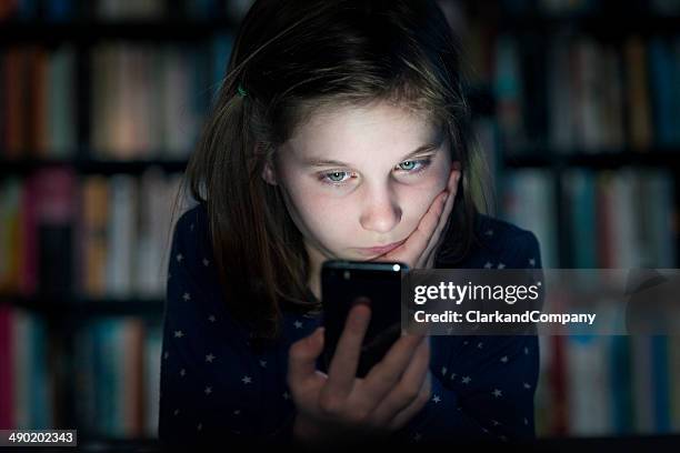 cyber-harcèlement d'intimidation victime en ligne - cyber harcèlement photos et images de collection