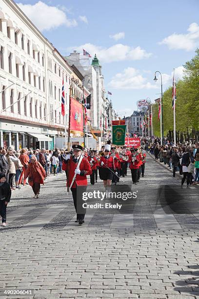 people marching on may 1. - may day international workers day stockfoto's en -beelden