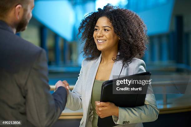 job bewerber händeschütteln. - aktenmappe stock-fotos und bilder