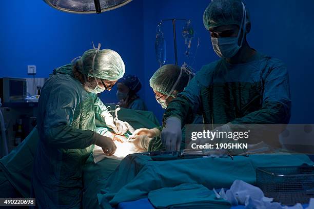cesariana - sala de cirurgia com assistência imagens e fotografias de stock