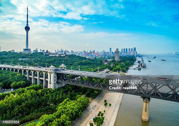 wuhanyangtze river bridge - wuhan photos et images de collection