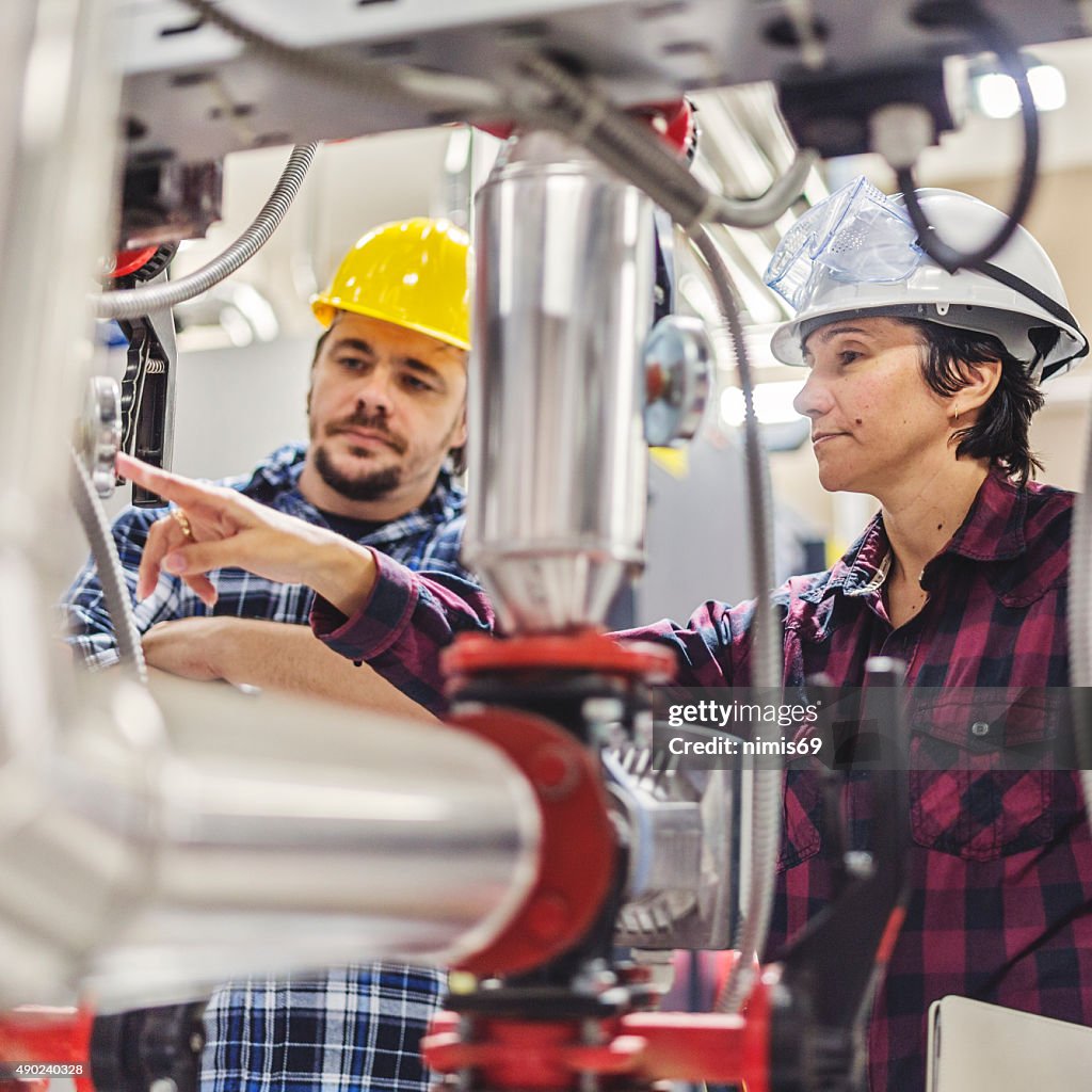 Techniker arbeiten an der Klappe in Fabrik oder utility