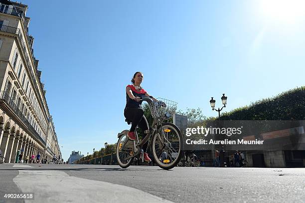 Girl riding her bike in the middle of rue de Rivoli during the car free day on September 27, 2015 in Paris, France. Today between 11am to 6pm Central...