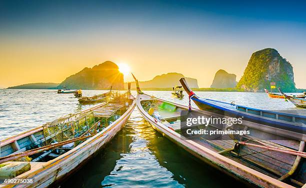 long tail boat in the beautiful beach - krabi stockfoto's en -beelden