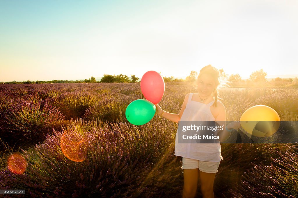 Mädchen in Lavendel Feld holding Ballons