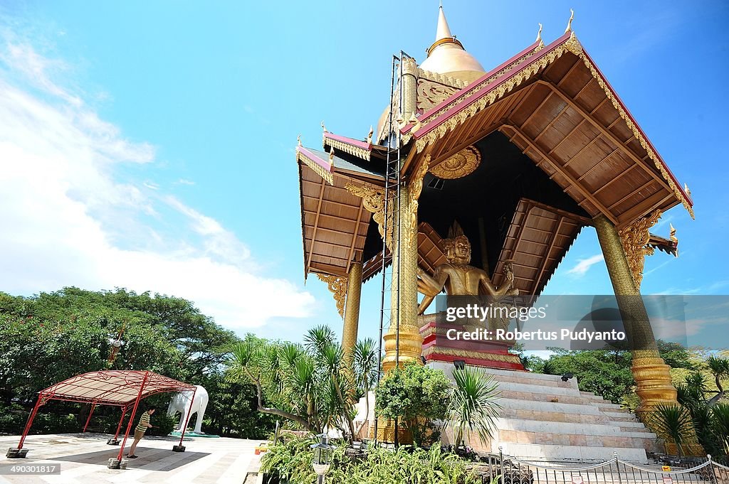 Indonesian Buddhists Celebrate The Vesak Holiday