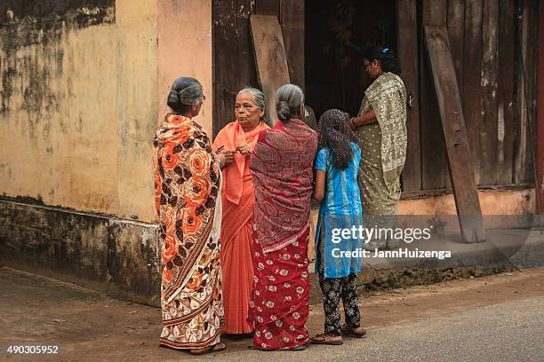 kochi, kerala, indien: frauen in der ecke-to-chat - daily life in kerala stock-fotos und bilder