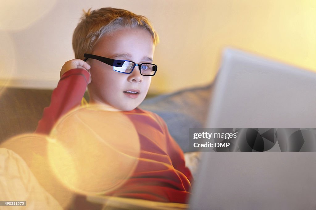 Rapaz com a mais recente tecnologia