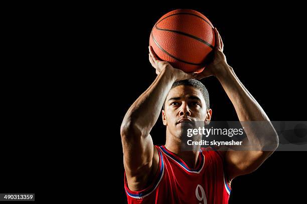 man tir sur le panier. - basket ball masculin photos et images de collection