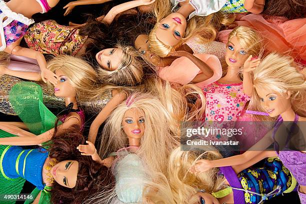 racimo de barbie fashon muñecas - muñeca barbie fotografías e imágenes de stock