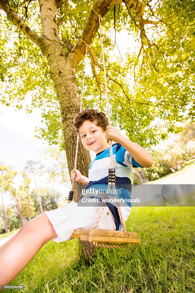 Criança em balanço no parque