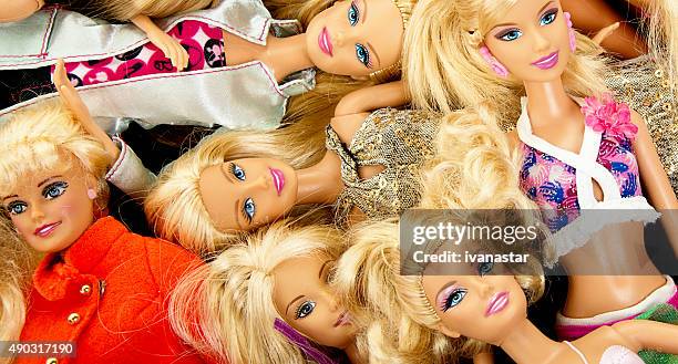 punhado de bonecas barbie fashon - boneca barbie imagens e fotografias de stock