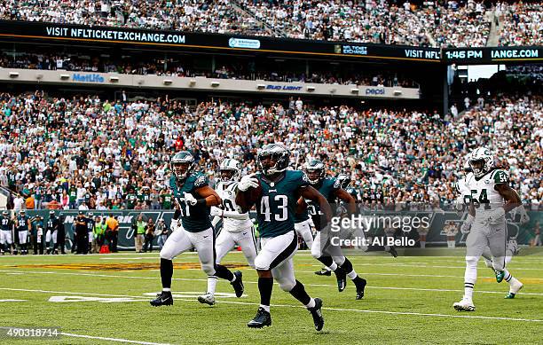 Darren Sproles of the Philadelphia Eagles returns a punt 89 yards for a touchdown in the second quarter against the New York Jets at MetLife Stadium...