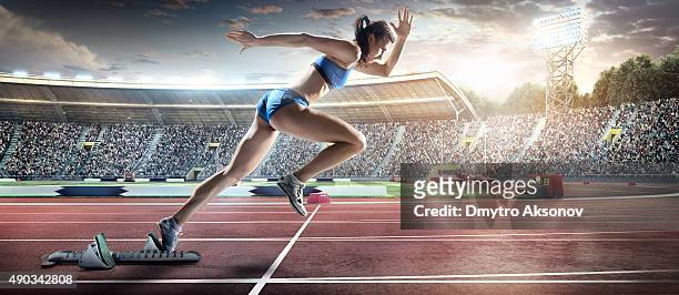 female athlete sprinting - rush american football stockfoto's en -beelden