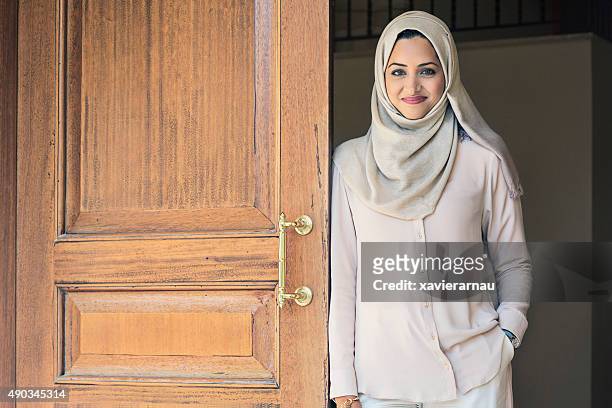 elegant emirati woman - answering door stock pictures, royalty-free photos & images