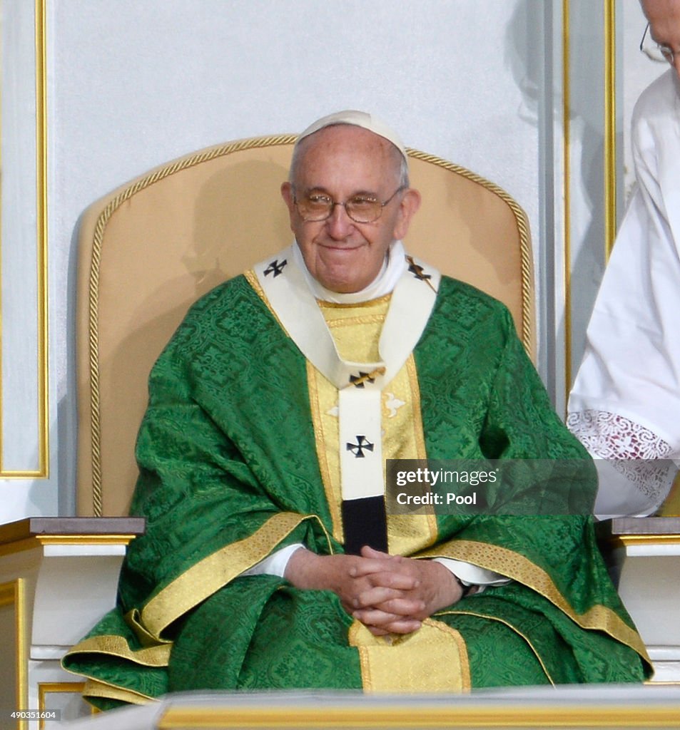 Pope Francis Celebrates Mass On Philadelphia's Benjamin Franklin Parkway