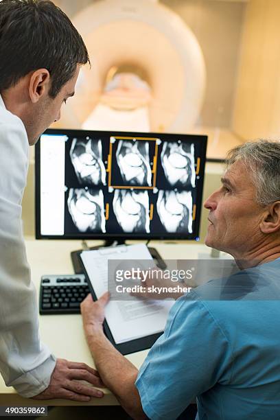 doctor and a radiologist discussing. - pet scan machine 個照片及圖片檔