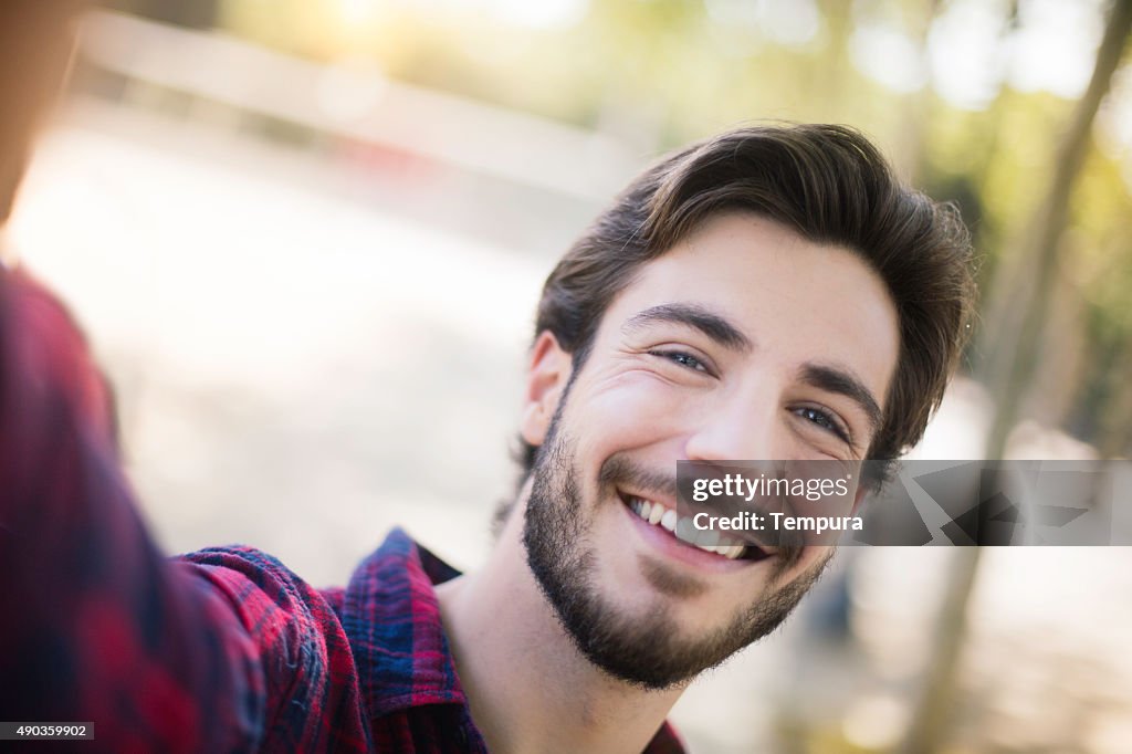 Joven tomando un autorretrato en Barcelona.