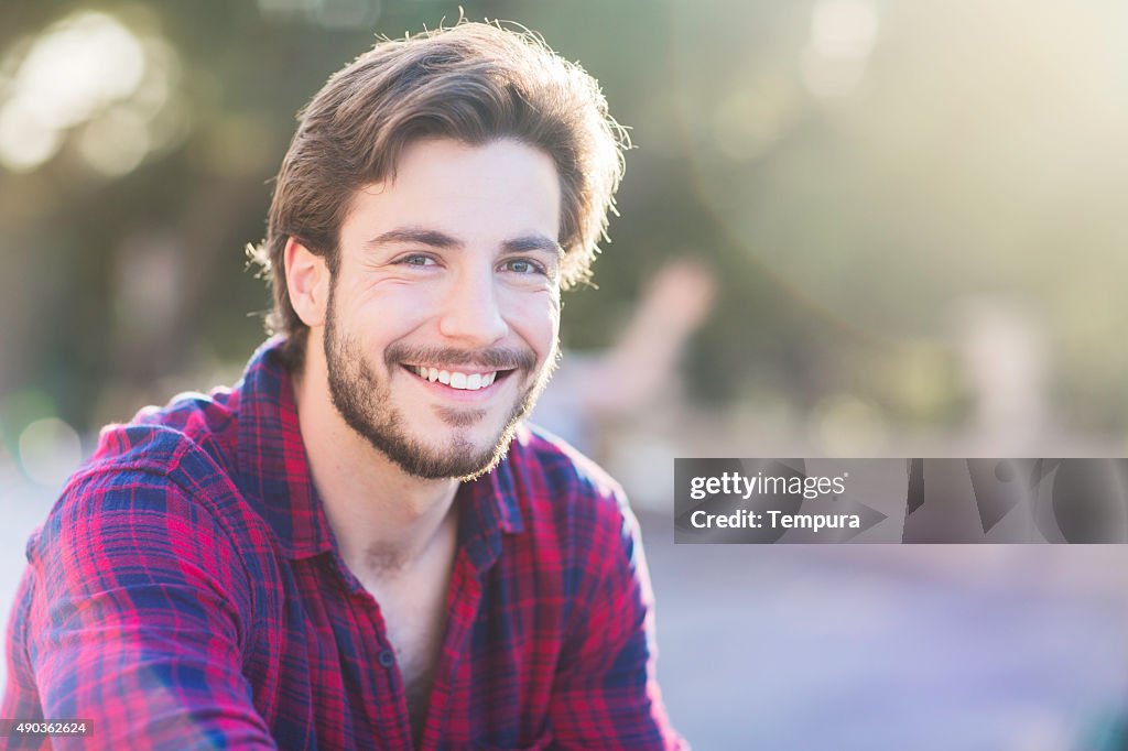 Retrato de um sorridente jovem em Barcelona.